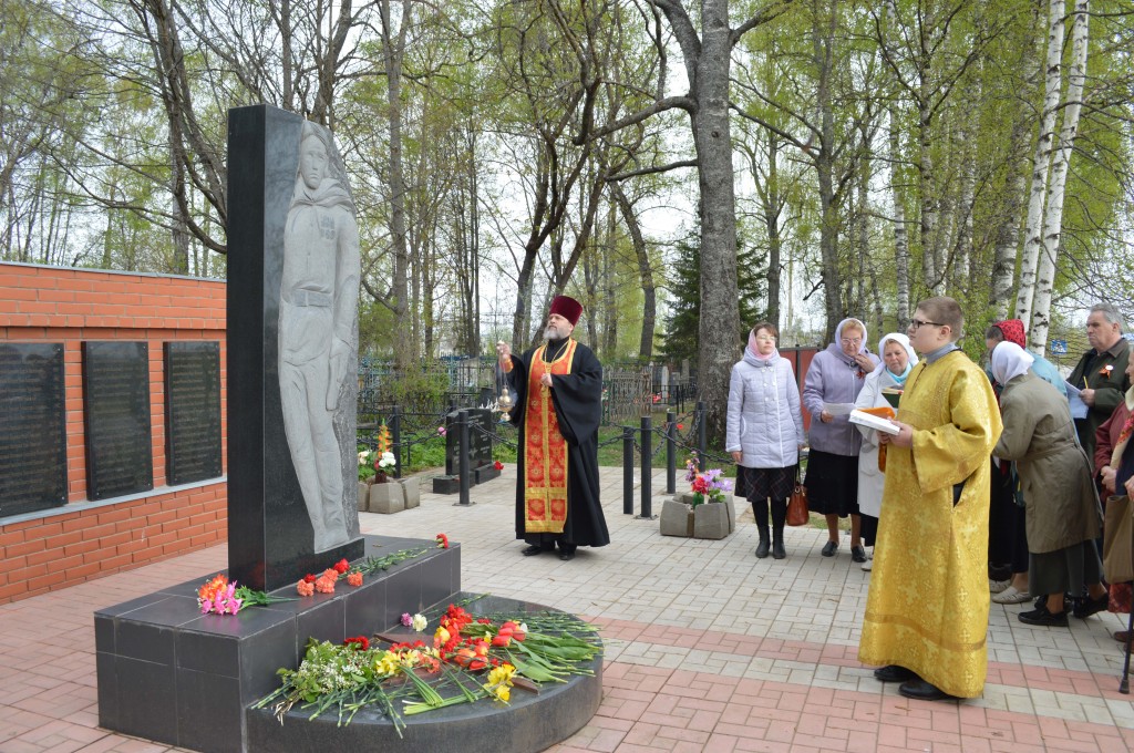 Панихида на братской могиле Лихосл. кладбища