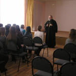 Беседы батюшки со школьниками